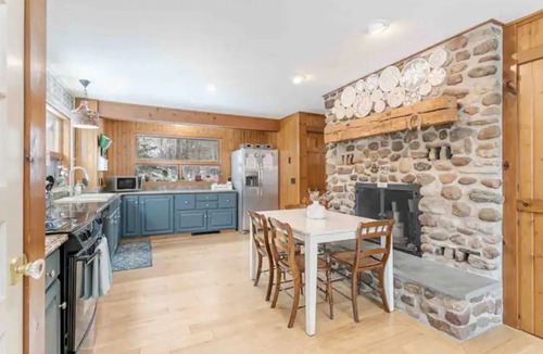 Naples House | Robust vacation home near wineries, nature and ski mountains in the FLX region!