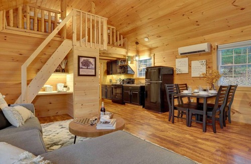 Cocolamus Cabin | Romantic Getaway | Hot Tub, Fire Pit, Ping Pong