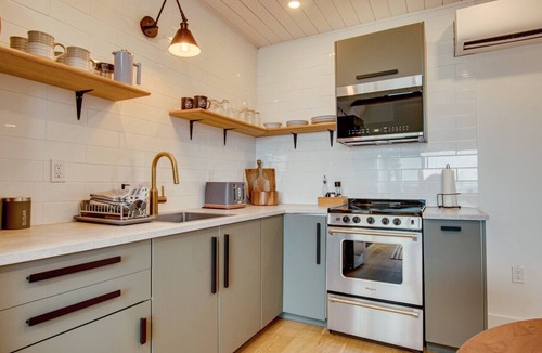 LaHave Cabin | Romantic Oceanfront Retreat - Hot tub