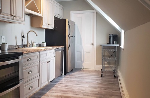 Fredericton Apartment | Rosé All Day | Downtown King Studio, Full Kitchen & Free Parking