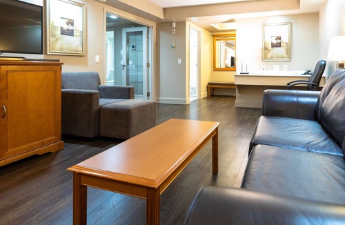 West Edmonton Hotel | Royal Hotel West Edmonton, Trademark Collection by Wyndham