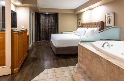 West Edmonton Hotel | Royal Hotel West Edmonton, Trademark Collection by Wyndham