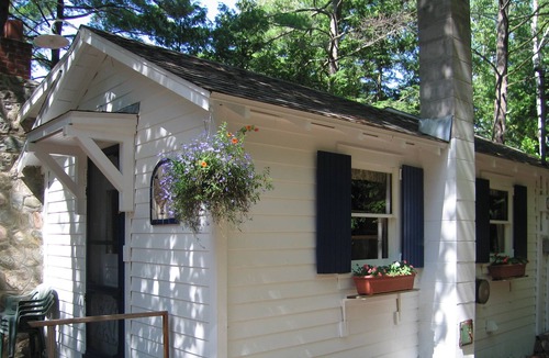 East Jordan Cottage | Rustic Lake Front Cottage - Lake Charlevoix