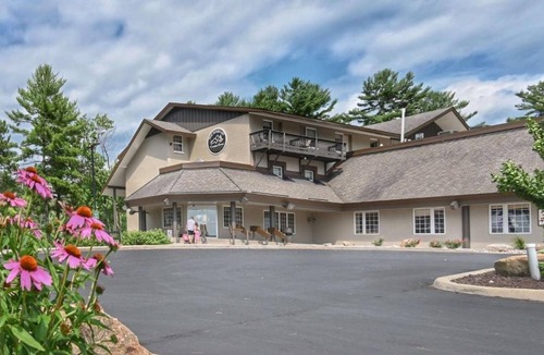 Iron Mountain Hotel | Rustic Lodge w/Heated Pool & Ski-in/Ski-out Access & Golfing- Perfect Retreat!