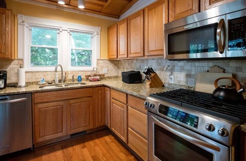Grand Haven Cottage | Rustic Private Cottage w/4 Bedrooms + Close to