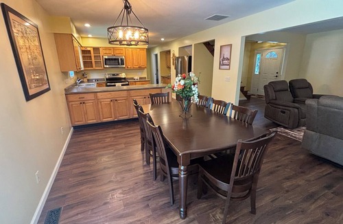 Findlay House | Rusty’s Escape. 4-bedrooms, sleeps 8 newly renovated.