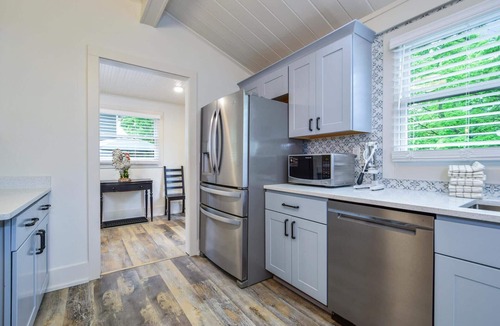 Saugatuck Villa | Saugatuck FH walk to town private hot tub!