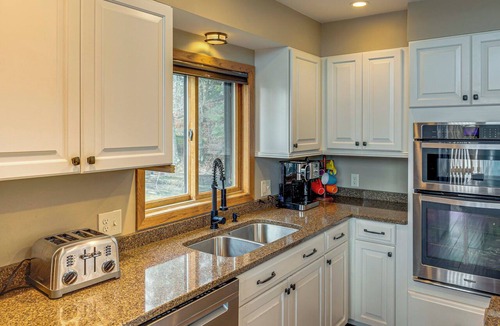 Stambaugh Cottage | Sauna & Pool Table: Family Home on Lake Chicagon
