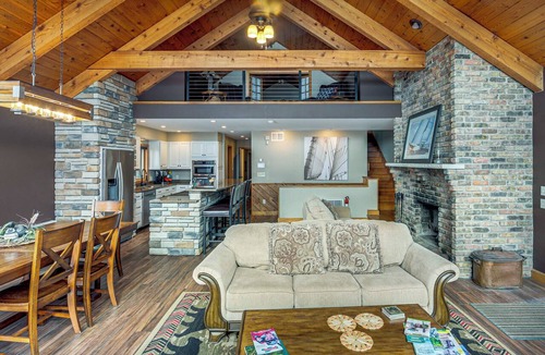 Stambaugh Cottage | Sauna & Pool Table: Family Home on Lake Chicagon