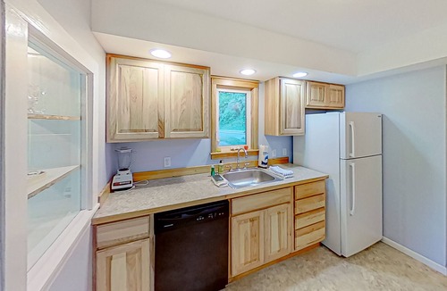 Frankfort Cottage | Scenic and updated stay near the lake with a firepit, & basketball court access