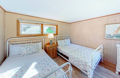 Frankfort Cottage | Scenic and updated stay near the lake with a firepit, & basketball court access