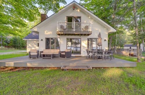 Central Lake House | Scenic Cottage w/Private Dock on Torch Lake