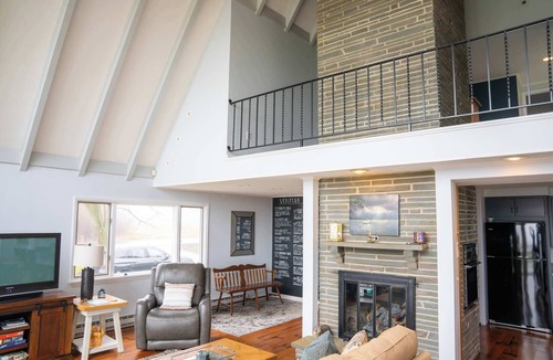 Town of Benton House | Scenic Wine Country Chalet w/Lake Views & Fire Pit