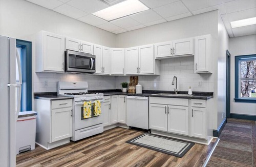 Scottsville Apartment | Scottsville 4-Bdrm Loft/Sleeps 6/Onsite Parking