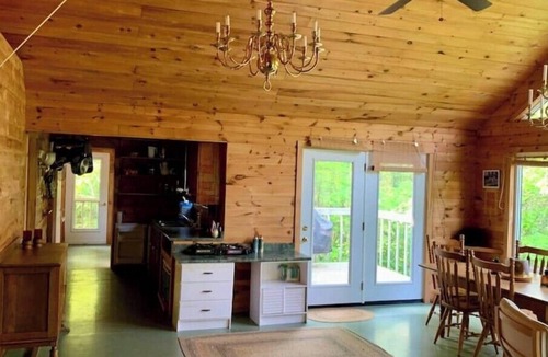 Golden Valley Cabin | Secluded off-grid 3-bedroom cabin on a quiet lake