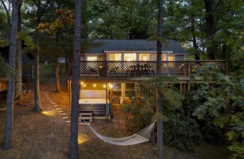 Valois House | Seneca Lake Waterfront Cottage with Hot Tub on FLX Wine Trail