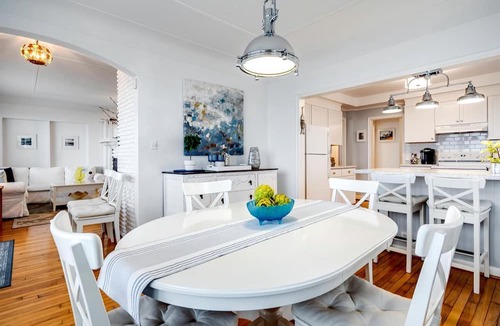 Leamington Cottage | Serene Cottage with Private Deck by Lake Erie for a Peaceful Getaway in Kingsville, Ontario