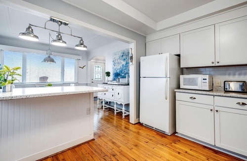 Leamington Cottage | Serene Cottage with Private Deck by Lake Erie for a Peaceful Getaway in Kingsville, Ontario