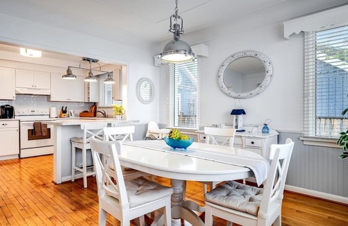 Leamington Cottage | Serene Cottage with Private Deck by Lake Erie for a Peaceful Getaway in Kingsville, Ontario