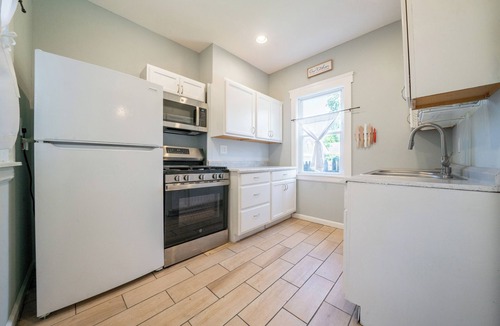 Hough Apartment | Serene & Sunlit 2BR Haven - 10 Mins to Downtown