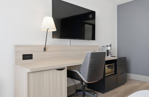 Regina Hotel | Seven Oaks Hotel Regina, SureStay Collection by Best Western