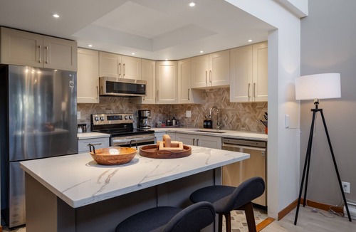 Blueberry Hill Apartment | ❄︎Seven Pines❄︎ | 3BR Luxury Penthouse | Hot Tub