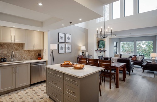 Blueberry Hill Apartment | ❄︎Seven Pines❄︎ | 3BR Luxury Penthouse | Hot Tub
