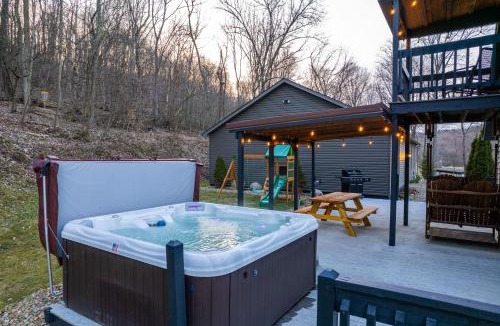 Killbuck House | ‘Shady Point Retreat’ w/Hot Tub & Pickleball!