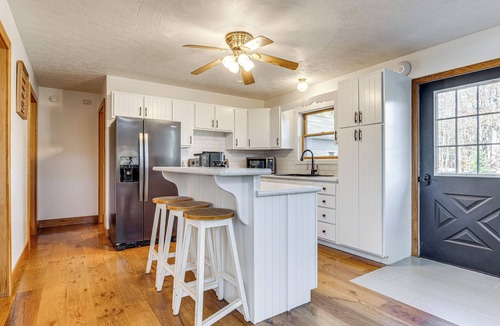 Killbuck House | ‘Shady Point Retreat’ w/Hot Tub & Pickleball!
