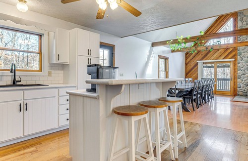 Killbuck House | ‘Shady Point Retreat’ w/Hot Tub & Pickleball!