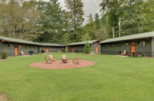 Hillsgrove Cottage | Shared Perks: Deluxe Cabin B at Elk Creek Escape!
