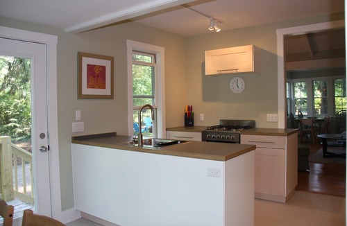 Lakeside Cottage | Short walk to the beach & backs up to the woods!