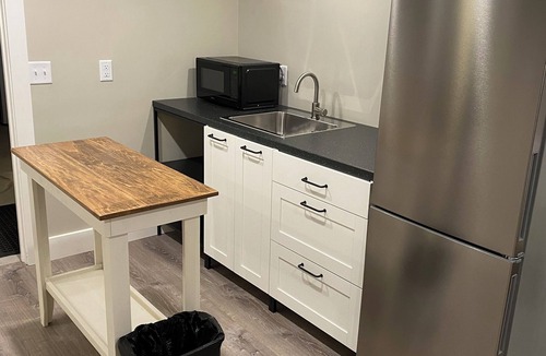 Dicken House | Short Walk to the Big House, Modern Spacious 3 BR + Basement Suite, 3.5 baths