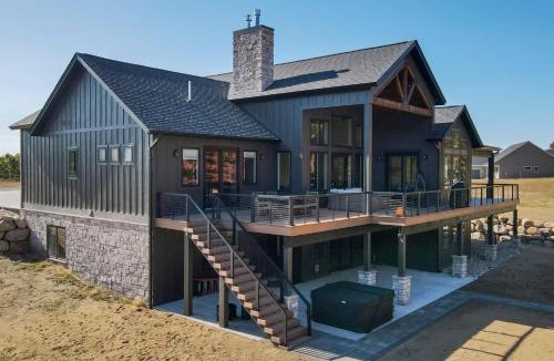 Boyne Falls House | Shuttle to Ski Slopes! Hot Tub Haven in Boyne Mtn