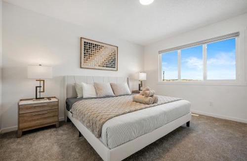 Southeast Edmonton House | Single Detached Full House with Ping Pong King Bed and Garage