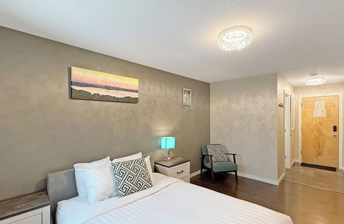 East Kootenay House | Ski Hill Views/Private Room/Hot Tub