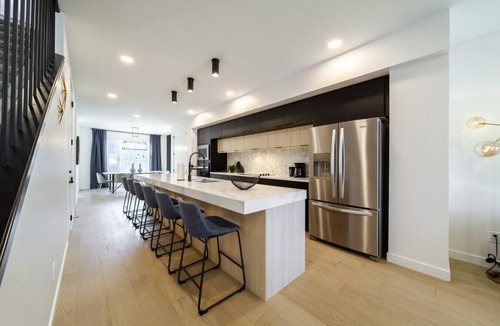 Southwest Edmonton House | Skyline Serenity | HotTub | Rooftop Patio |Central