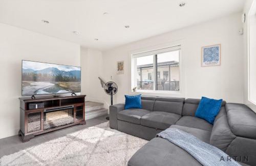 Sunset House | Sleek Coach House with Designer Kitchen - Sleeps 7