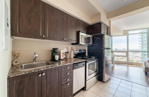 Fort York Apartment | Sleek studio in Fort York walk to lake & Liberty
