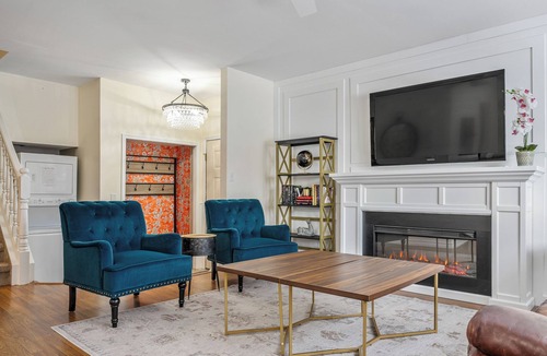 Southeast Calgary House | Sleeps 11 King Suite Bunks Near Spruce Meadows & Fish Creek