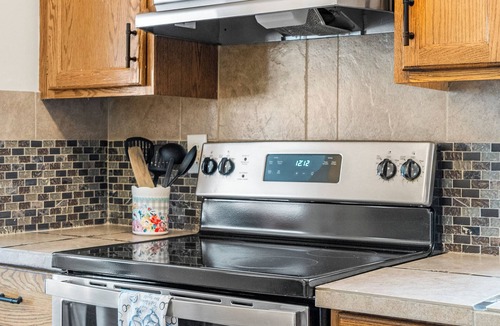 Southeast Calgary House | Sleeps 11 King Suite Bunks Near Spruce Meadows & Fish Creek