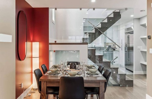 Lower Mount Royal House | Sleeps 19 l Stampede + Downtown Fun l Free Parking