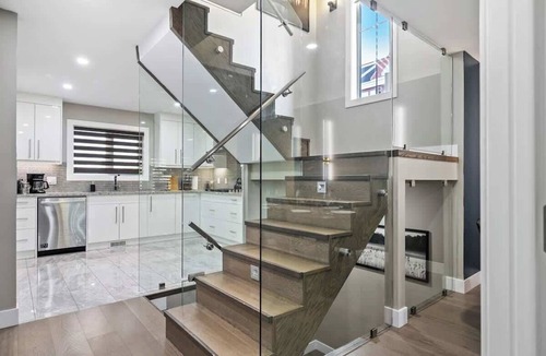 Lower Mount Royal House | Sleeps 19 l Stampede + Downtown Fun l Free Parking