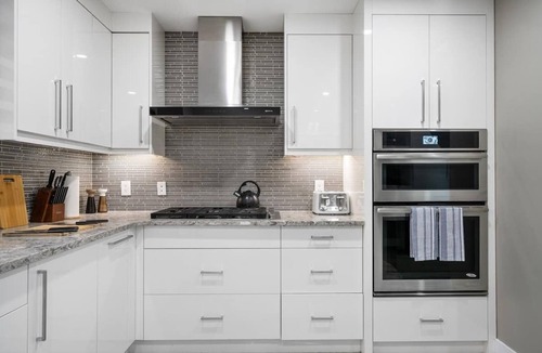 Lower Mount Royal House | Sleeps 19 l Stampede + Downtown Fun l Free Parking