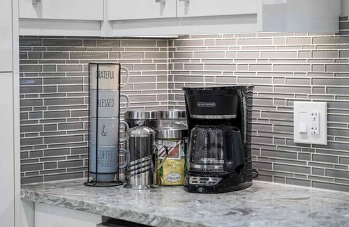 Lower Mount Royal House | Sleeps 19 l Stampede + Downtown Fun l Free Parking