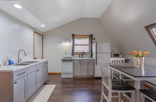 West Eaton Apartment | Sleeps 4 - Beautiful Lakefront Getaway near Colgate University