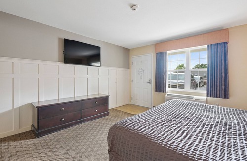 Kelleys Island Hotel | Sleeps 4! Hotel Room on Kelleys Island