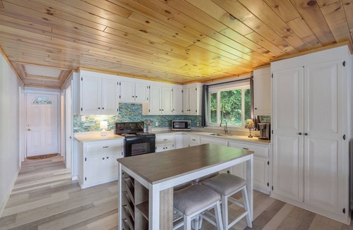 West Eaton House | Sleeps 8, Beautiful, Family-Friendly Lakefront Retreat near Colgate University