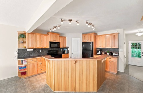 Markerville House | Sleeps up to 8. Steps to the beach and Lakeshore shopping and dining!