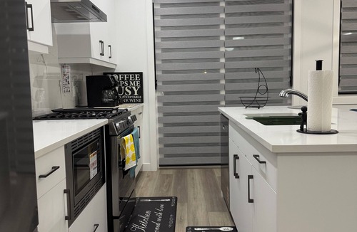 Silverado House | Slice of Heaven - Stampede Stay ! 1 Train Ride to Stampede Grounds, Sleeps 8!